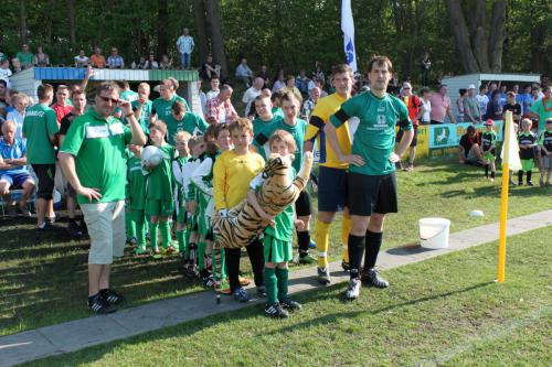 2012 01. Mai F-Junioren sind Einlaufkinder beim Derby gegen Union Klosterfelde