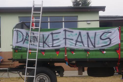 2015 13. Juni 1. Männer steigen in die Landesklasse auf - Anhänger von Bauer Heinz mit Danksagung der Mannschaft1