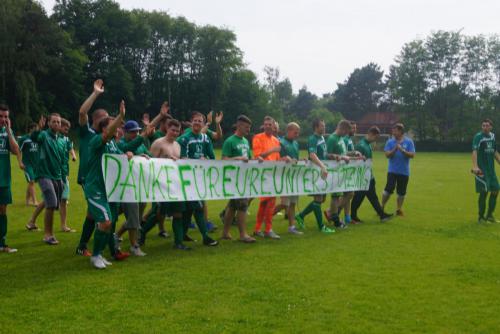 2015 13. Juni 1. Männer steigen in die Landesklasse auf - Dank an die Nordkurve3