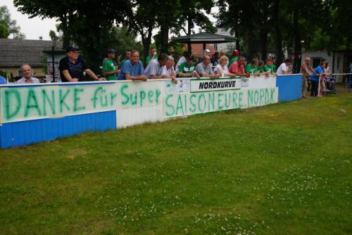 2015 13. Juni 1. Männer steigen in die Landesklasse auf - Nordkurve mit Plakat