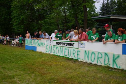 2015 13. Juni 1. Männer steigen in die Landesklasse auf - Nordkurve mit Plakat1