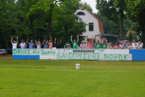 2015 13. Juni 1. Männer steigen in die Landesklasse auf - Nordkurve mit Plakat3