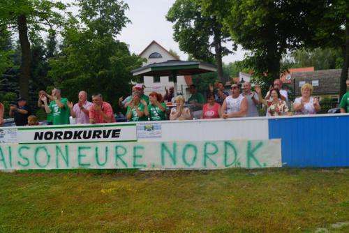 2015 13. Juni 1. Männer steigen in die Landesklasse auf - Nordkurve mit Plakat4