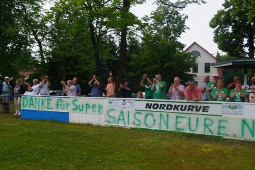 2015 13. Juni 1. Männer steigen in die Landesklasse auf - Nordkurve mit Plakat5