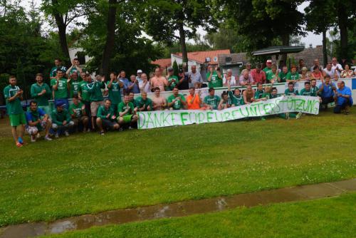 2015 13. Juni 1. Männer steigen in die Landesklasse auf - Nordkurve mit Plakat7