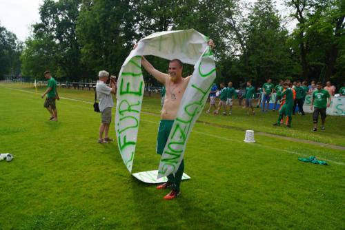 2015 13. Juni 1. Männer steigen in die Landesklasse auf - Paul Roller im Siegerrausc2