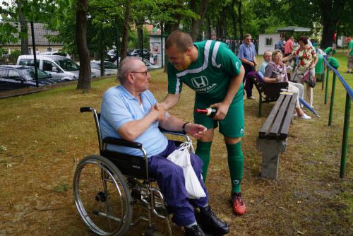 2015 13. Juni Paul Roller gratuliert Wandlitzer Edelfan im Rollstuhl